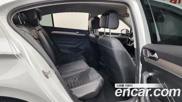 Volkswagen Passat GT 2021 — Photo 16/20