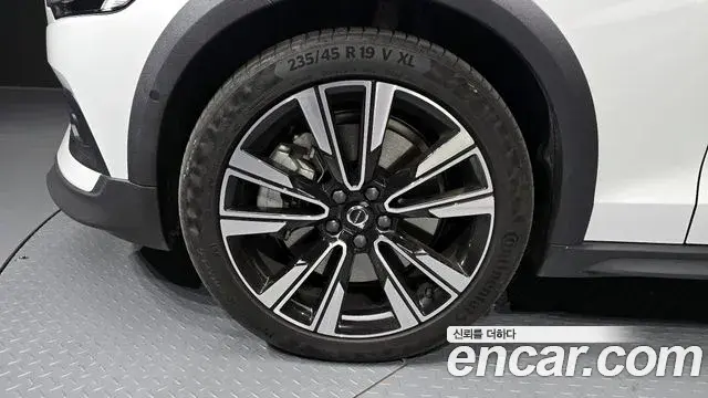 Volvo V60 Cross Country 2023 — Photo 16/20