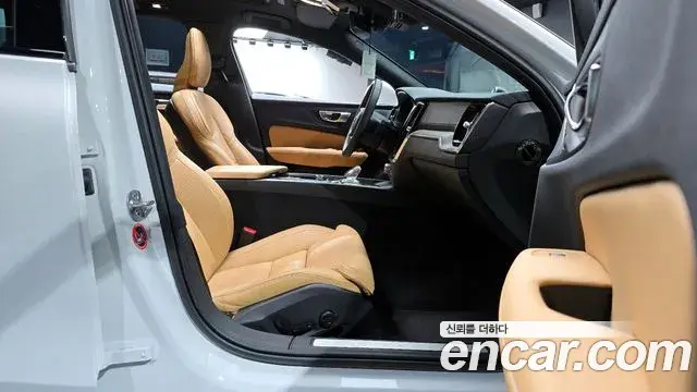 Volvo V60 Cross Country 2023 — Photo 12/20