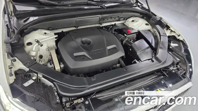 Volvo XC60 2019 — ფოტო 12/20
