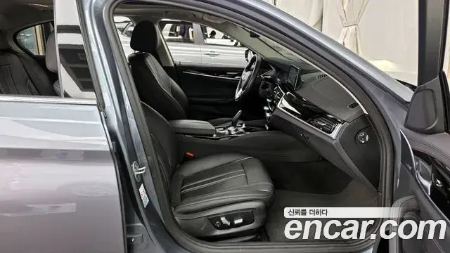 BMW 5 Series 2020 — Photo 18/20