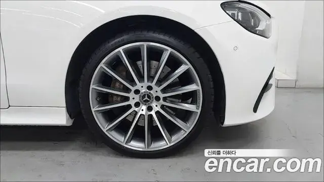 Mercedes-Benz E-Class 2022 — Photo 1/17