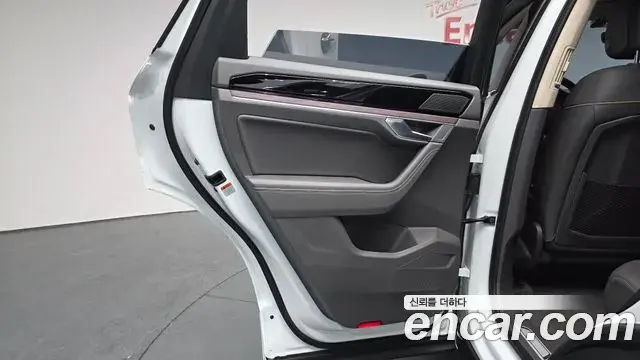Volkswagen Touareg 2023 — ფოტო 35/35