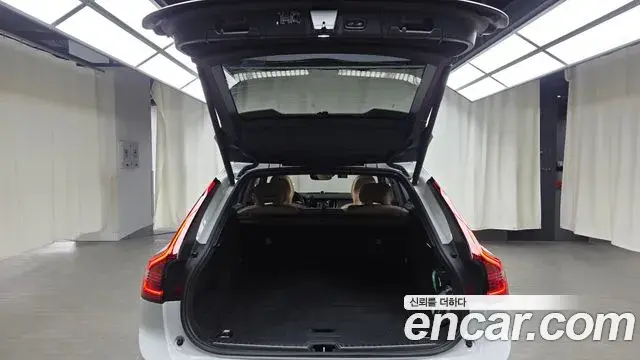 Volvo V90 Cross Country 2021 — ფოტო 4/35