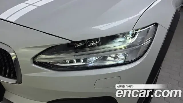 Volvo V90 Cross Country 2021 — ფოტო 34/35