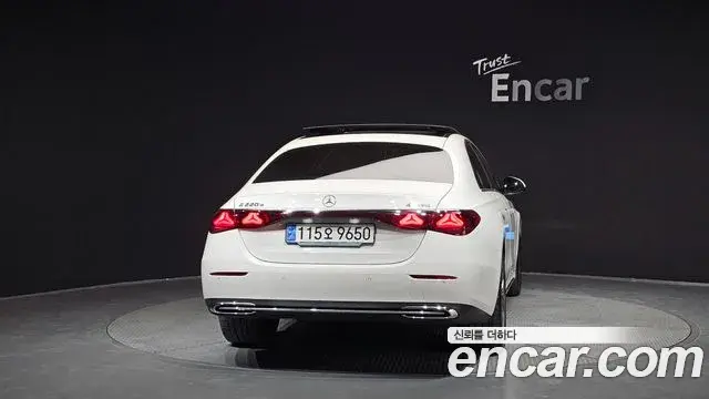 Mercedes-Benz E-Class 2024 — Photo 4/20
