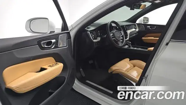 Volvo XC60 2019 — Photo 31/36