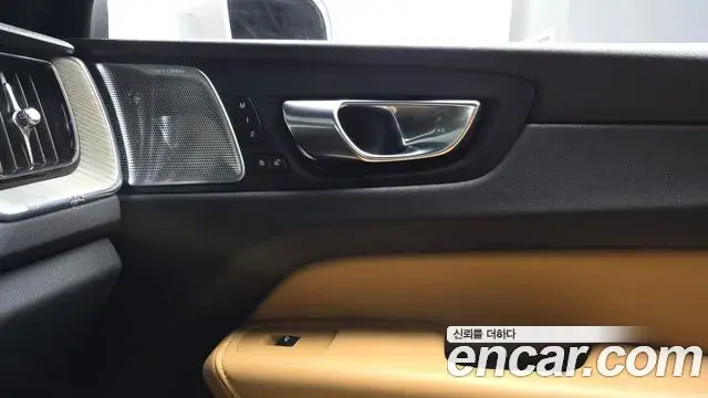 Volvo XC60 2019 — Photo 19/36
