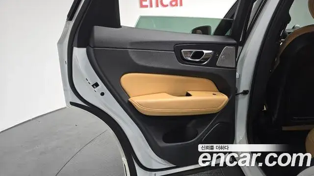 Volvo XC60 2019 — Photo 11/36