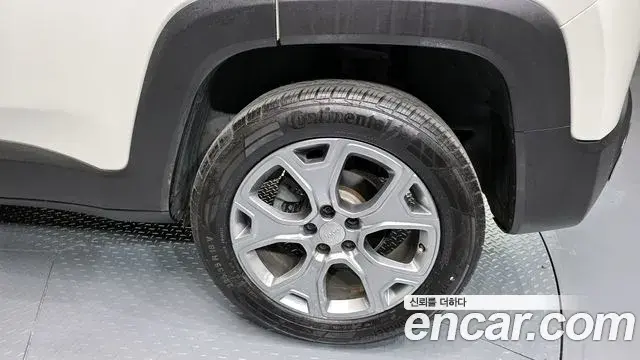Jeep Renegade 2019 — Şəkil 32/35