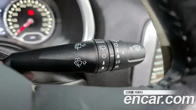 Jeep Renegade 2019 — Şəkil 16/35