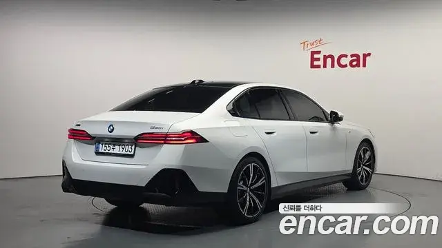 BMW 5 Series 2024 — ფოტო 24/33