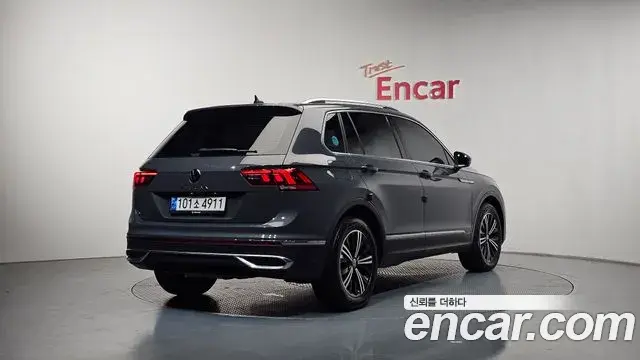 Volkswagen Tiguan 2021 — ფოტო 16/20