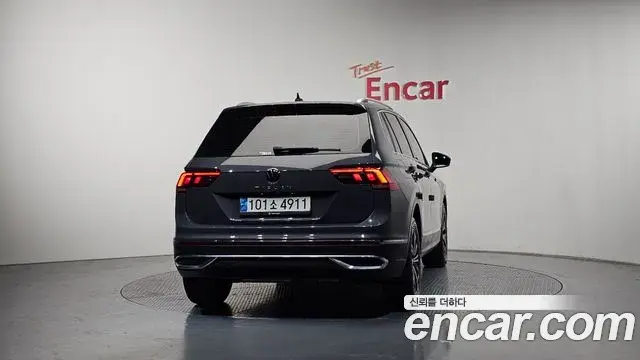Volkswagen Tiguan 2021 — ფოტო 14/20