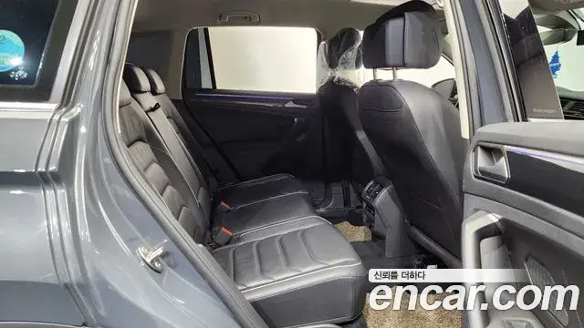 Volkswagen Tiguan 2021 — ფოტო 11/20