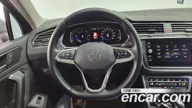Volkswagen Tiguan 2021 — ფოტო 8/20