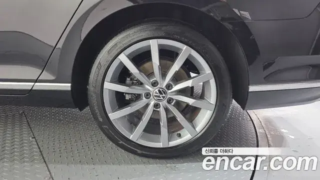 Volkswagen Passat GT 2022 — Şəkil 26/30