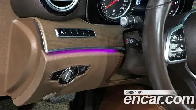 Mercedes-Benz E-Class 2019 — ფოტო 15/30