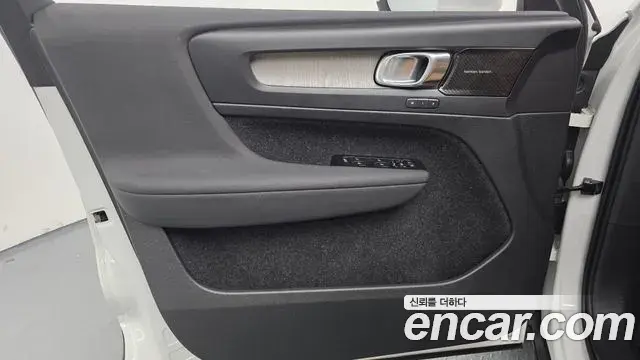 Volvo XC40 2021 — Photo 5/33