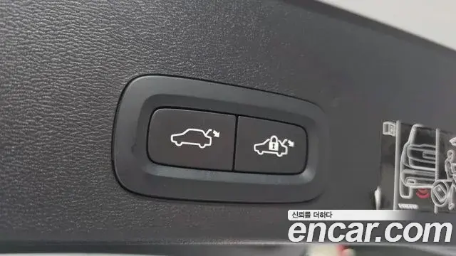 Volvo XC40 2021 — Photo 17/33