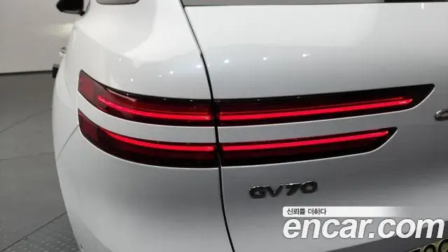 Genesis GV70 2021 — ფოტო 25/39