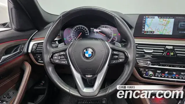 BMW 5 Series 2018 — Фото 13/20