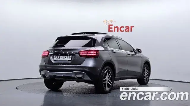 Mercedes-Benz GLA-Class 2019 — Şəkil 9/20