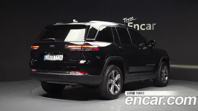 Jeep Grand Cherokee 2023 — ფოტო 32/32