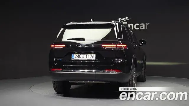 Jeep Grand Cherokee 2023 — ფოტო 22/32