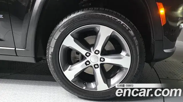 Jeep Grand Cherokee 2023 — ფოტო 29/32
