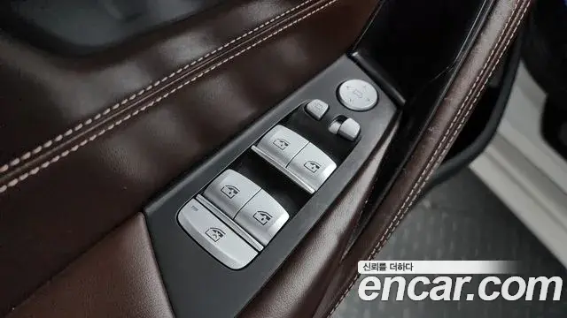 BMW 5 Series 2019 — ფოტო 31/35