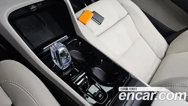 Volvo XC40 2023 — ფოტო 23/32