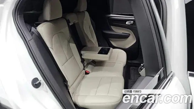 Volvo XC40 2023 — ფოტო 14/32