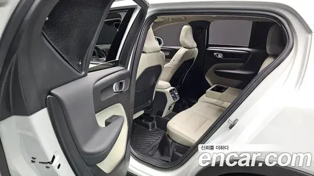 Volvo XC40 2023 — ფოტო 27/32