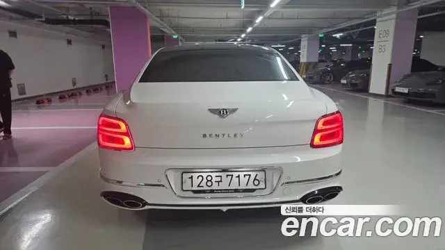 Bentley Flying Spur 2022 — ფოტო 19/20