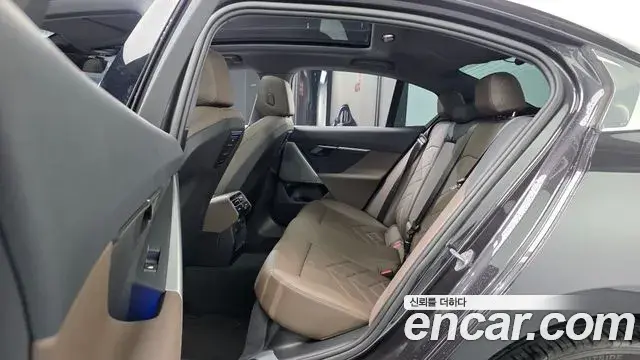 BMW 5 Series 2023 — Şəkil 16/32