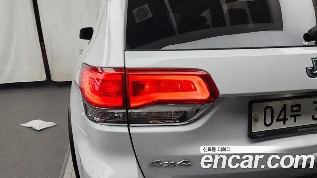 Jeep Grand Cherokee 2019 — ფოტო 13/34