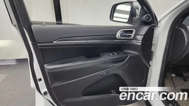 Jeep Grand Cherokee 2019 — ფოტო 21/34