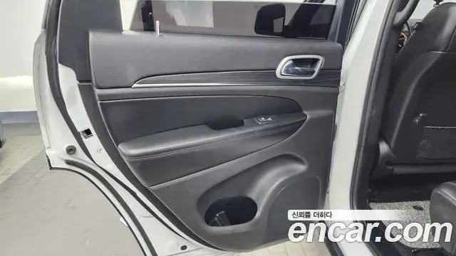 Jeep Grand Cherokee 2019 — ფოტო 25/34