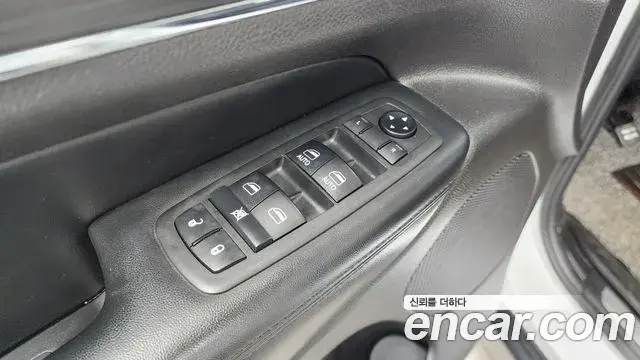 Jeep Grand Cherokee 2019 — ფოტო 19/34
