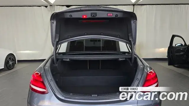 Mercedes-Benz E-Class 2019 — Фото 20/20
