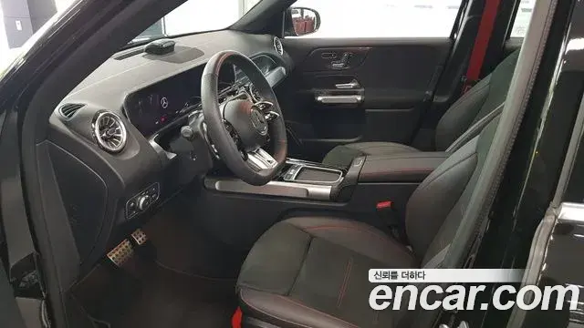 Mercedes-Benz GLB-Class 2025 — Фото 13/17