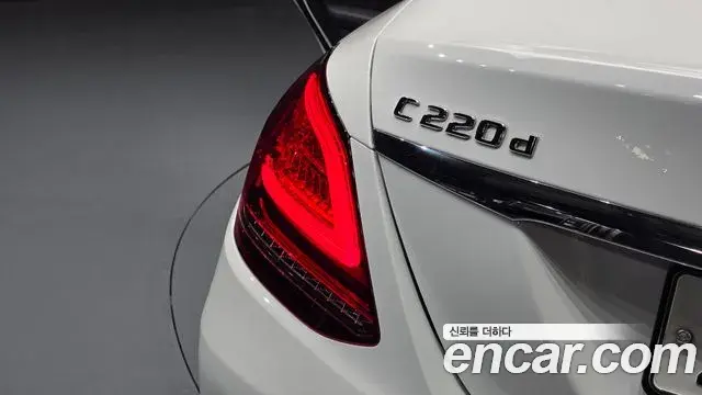 Mercedes-Benz C-Class 2019 — Photo 12/32