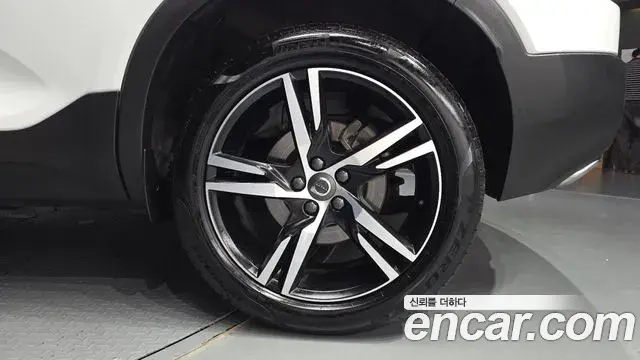 Volvo XC40 2020 — Photo 7/37