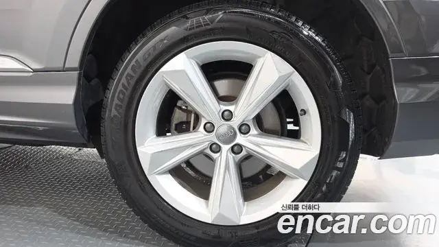Audi Q7 2021 — ფოტო 25/36
