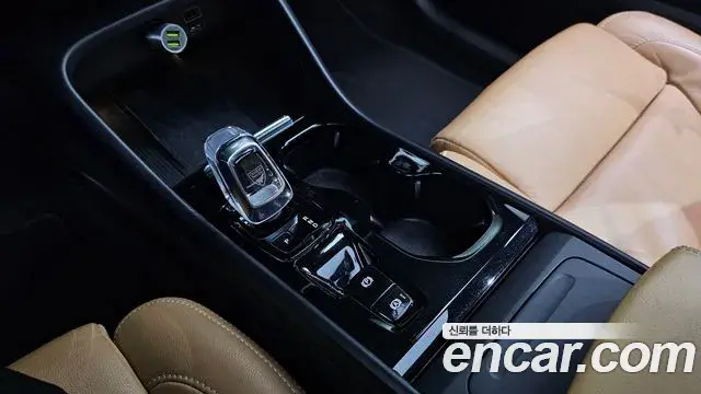 Volvo XC40 2022 — Şəkil 13/31