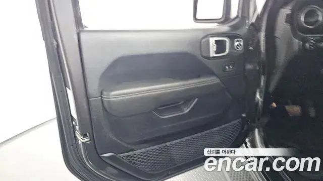 Jeep Wrangler 2019 — Şəkil 23/29