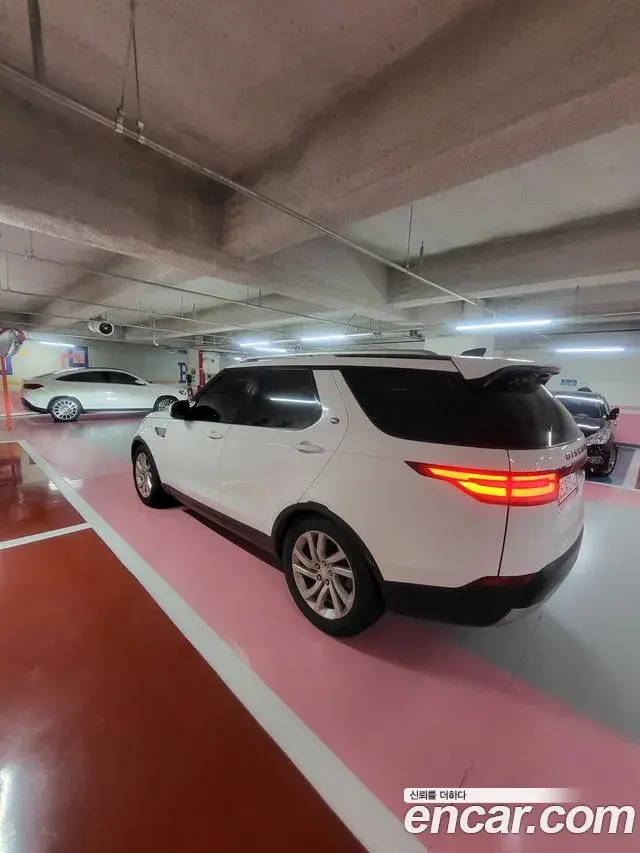 Land Rover Discovery 5 2019 — Photo 4/9