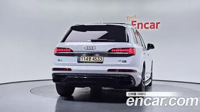 Audi Q7 2021 — Şəkil 10/20