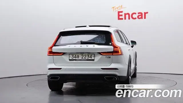 Volvo V60 Cross Country 2019 — ფოტო 26/36